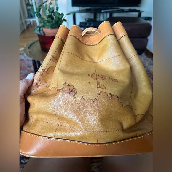 Alviero Martini Bucket Bag with bag tag - Picture 5 of 10